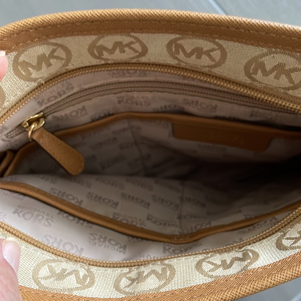 ❌SOLD❌ Michael Kors Women Crossbody Bag- Tan/Gold - Picture 16 of 17